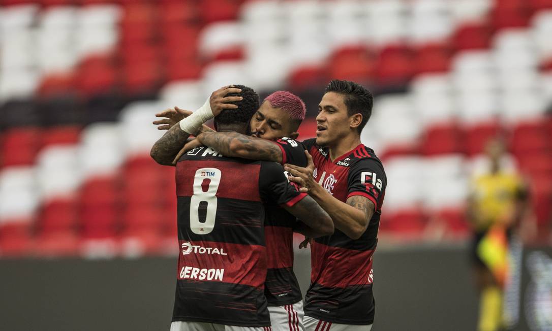  Gabigol faz o segundo para o Flamengo e comemora com os jogadores Foto: Guito Moreto / Agência O Globo