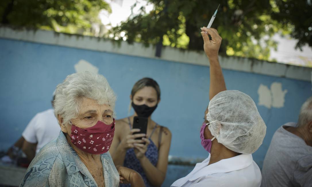Imunização em São Gonçalo: Estado ainda não sabe quando enviará mais vacinas aos municípios Foto: Márcia Foletto