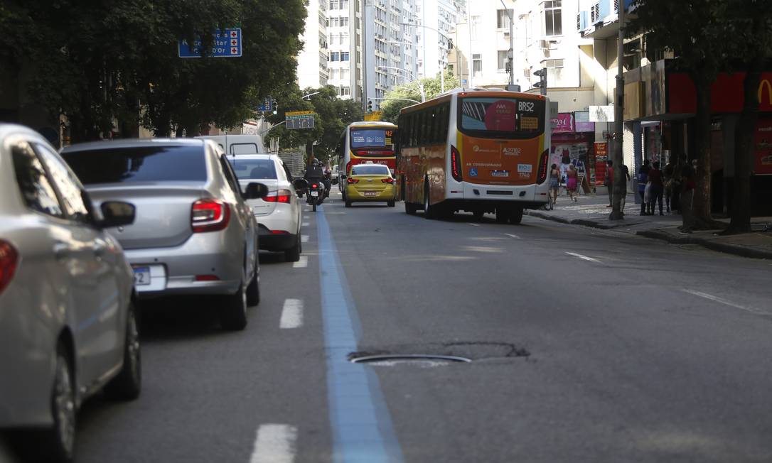 As faixas azuis, que delimitam o espaço exclusivo para ônibus, se incorporaram à rotina da cidade, mas nem sempre são respeitadas Foto: Fabio Rossi