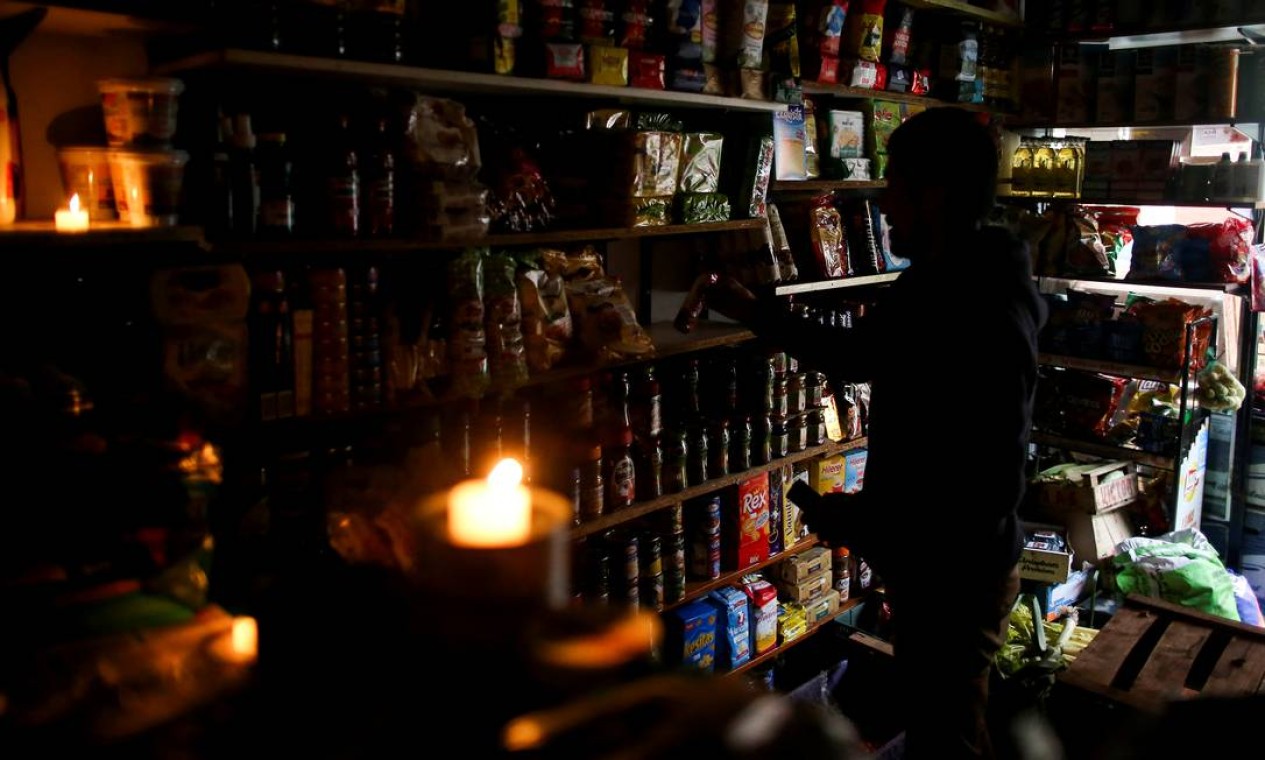Vendedor trabalha em sua loja durante um apagão nacional, em Buenos Aires, em junho de 2019: frustrações com governos têm motivado novo êxodo de argentinos para fora do país Foto: Agustin Marcarian / Reuters