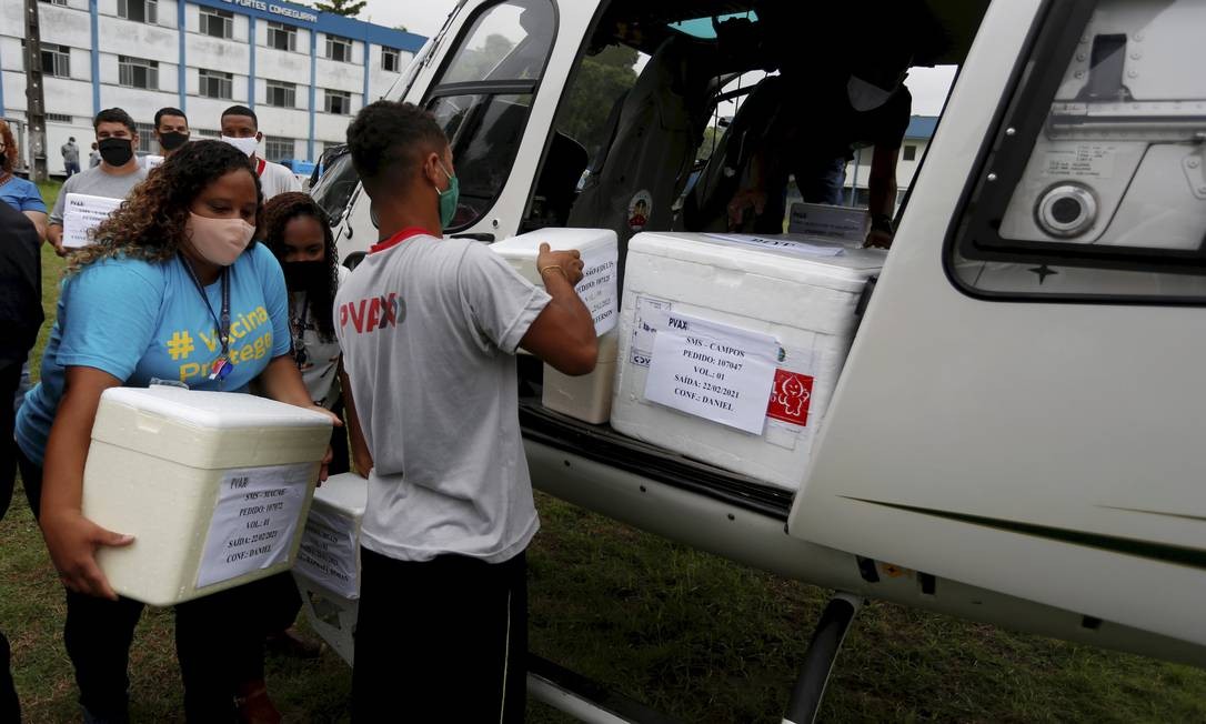 Helicópteros são carregados com doses da vacina CoronaVac, no 12º BPM, em Niterói, na manhã desta segunda-feira (22) Foto: FABIANO ROCHA / Agência O Globo