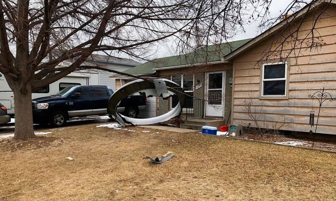 Fragmento circular do avião caiu em quintal de uma casa no subúrbio de Denver Foto: Broomfield Police Department