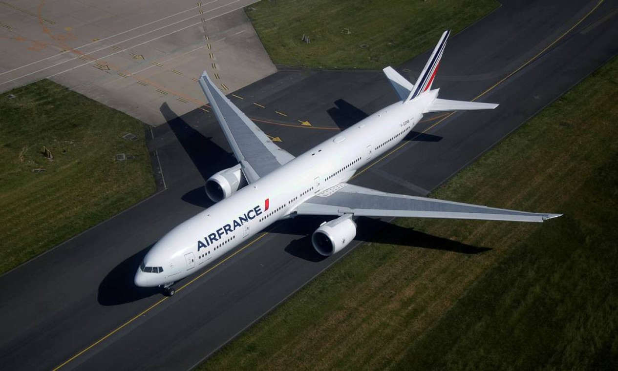 Boeing 777 da Air France se prepara para decolar do aeroporto Charles de Gaulle de Paris, em Roissy-en-France, em maio de 2020. Empresa recomendou a suspensão das operações dos 69 777 em serviço e 59 em armazenamento equipados com motores Pratt & Whitney 4000-112 Foto: Charles Platiau / REUTERS