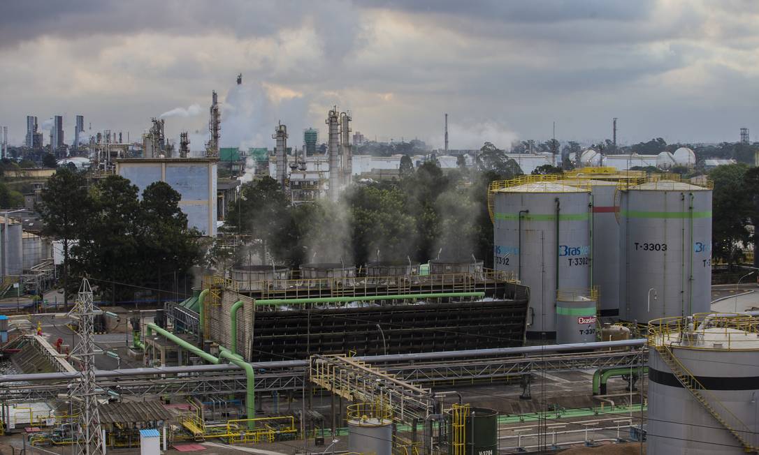 Indústria química fala em redução de 85 mil potos de trabalho com fim do Reiq Foto: Edilson Dantas / Agência O Globo