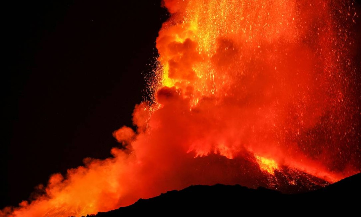 Vulcão Etna, visto da vila de Fornazzo, Itália Foto: ANTONIO PARRINELLO / REUTERS