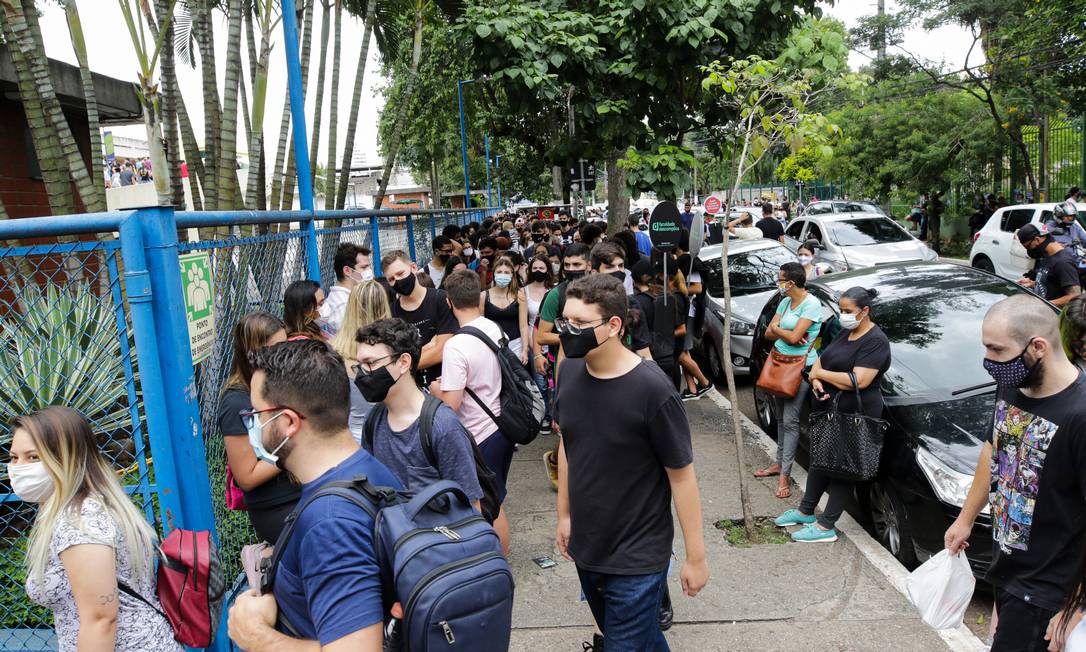 Candidatos chegam à Universidade São Judas, em São Paulo, para segundo dia de provas do Enem, no dia 24 de janeiro Foto: Photo Premium / Agência O Globo