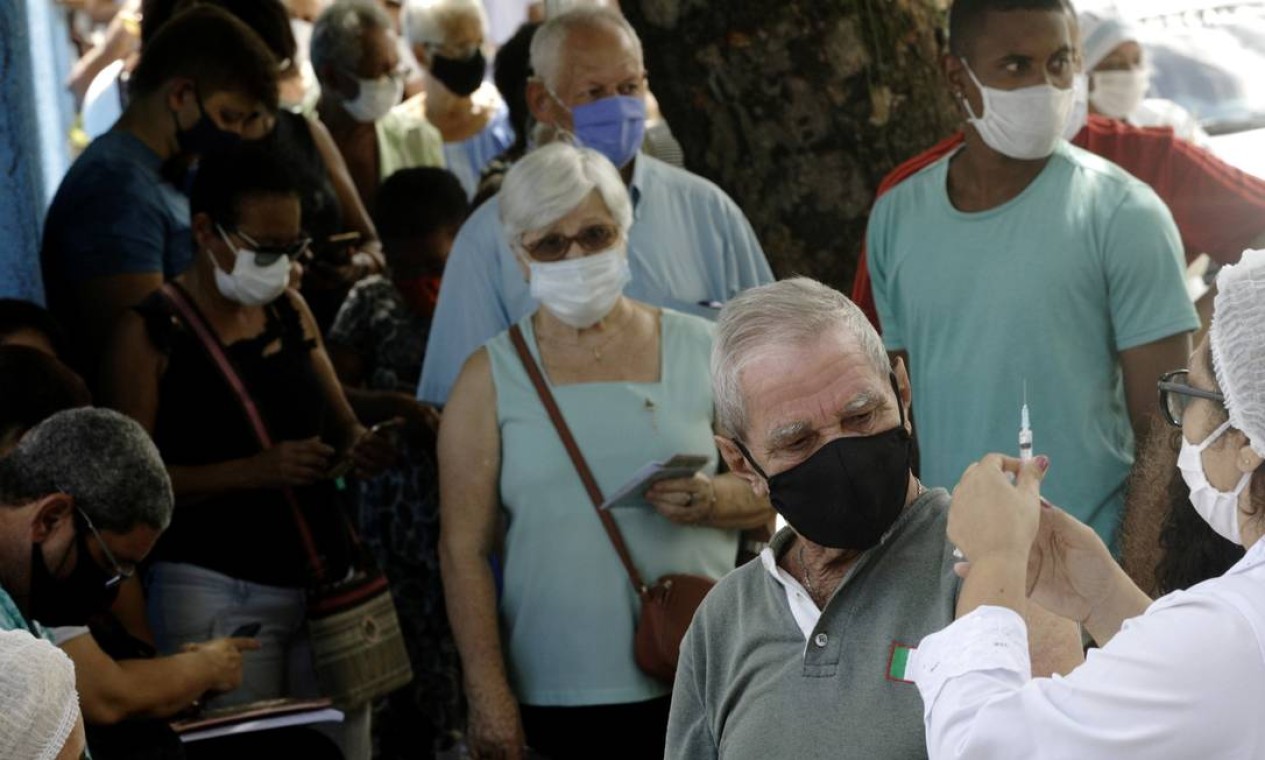 Profissional de saúde prepara uma seringa antes de aplicar uma vacina contra a doença coronavírus em idoso em São Gonçalo Foto: RICARDO MORAES / REUTERS