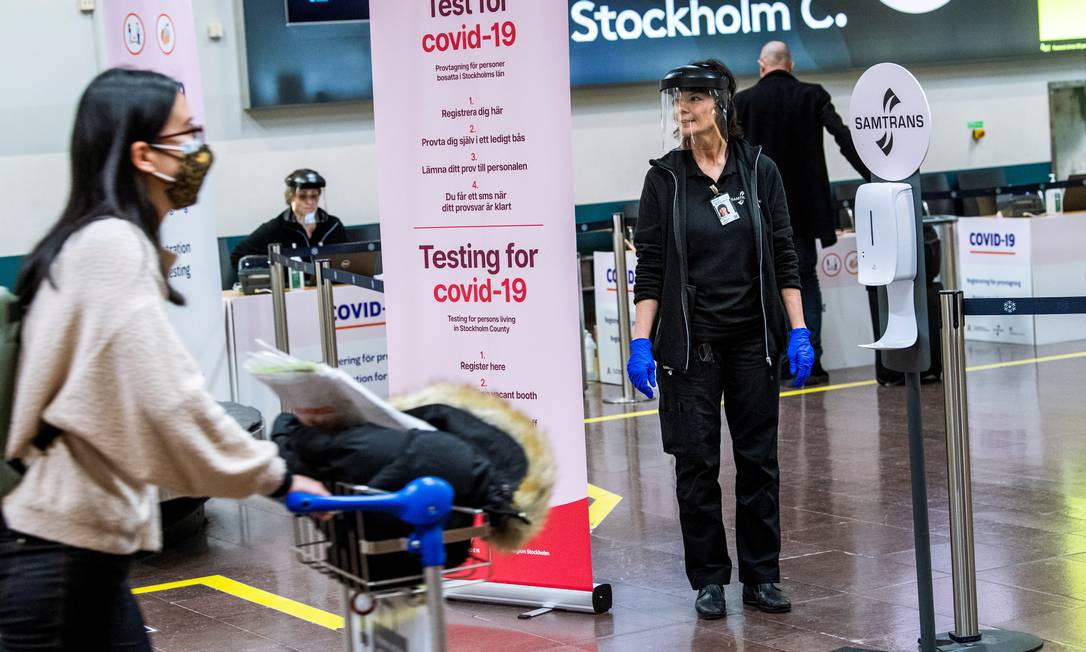 Sueca trabalha em uma estação de teste da Covid-19 para passageiros que chegam no aeroporto de Arlanda, ao norte de Estocolmo, Suécia Foto: TT NEWS AGENCY / via REUTERS