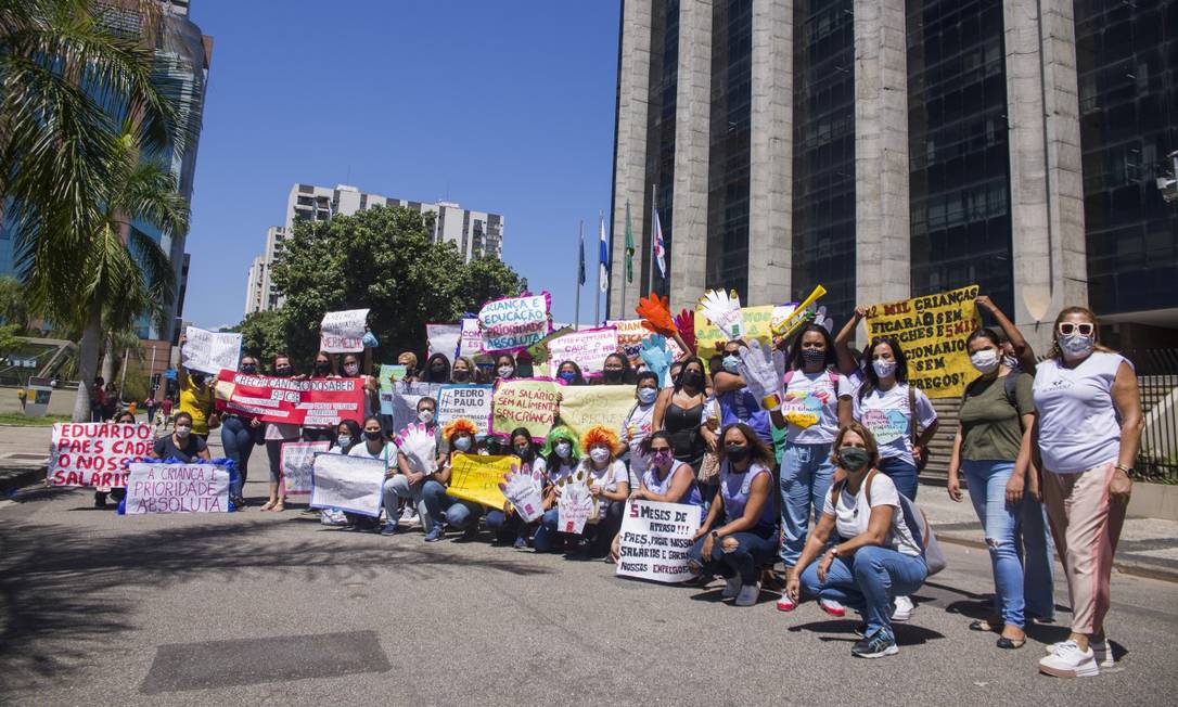 Funcionários de creches conveniadas da Prefeitura do Rio fizeram uma manifestação em frente a sede por atraso nos pagamentos Foto: Maria Isabel Oliveira / Agência O Globo