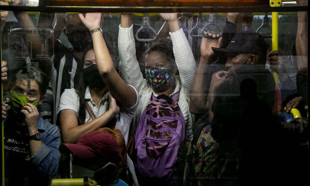No início da flexibilização, passageiros viajam espremidos em ônibus do BRT, na estação Mato Alto, na Zona Oeste Foto: Hermes de Paula / Agência O Globo - 08/06/2020