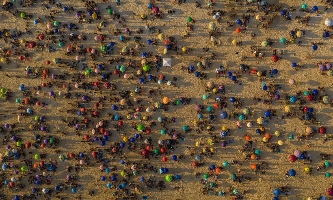 Em setembro de 2020, após flaxibilização gradual, os domingos no Rio voltam ao velho normal: praias lotadas, mesmo com casos ainda crescentes. Na foto, banhistas no Arpoador Foto: Brenno Carvalho / Agência O Globo - 13/09/2020