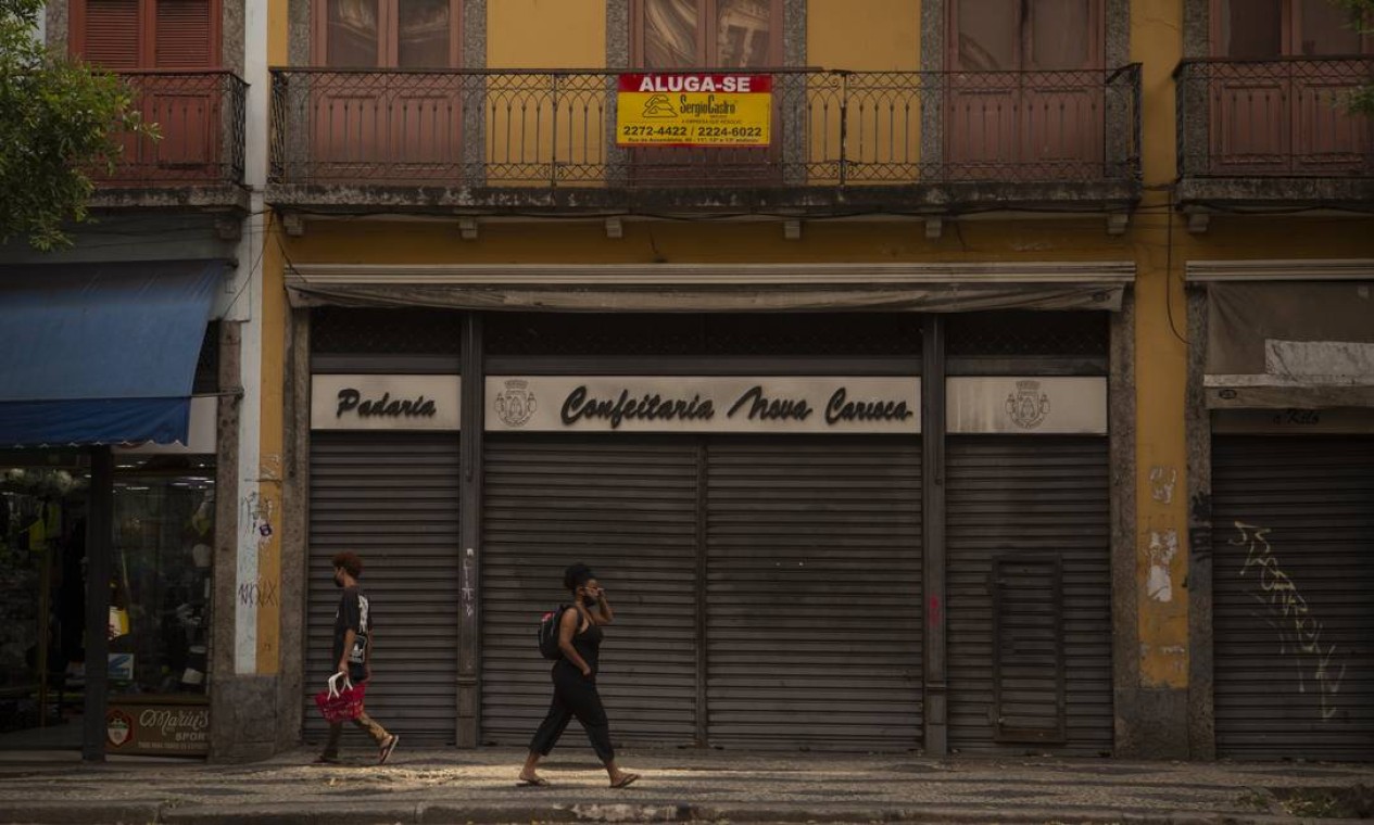 Loja fechada no centro do Rio, próximo à rua da Carioca Foto: Gabriel Monteiro / Agência O Globo - 17/11/2020