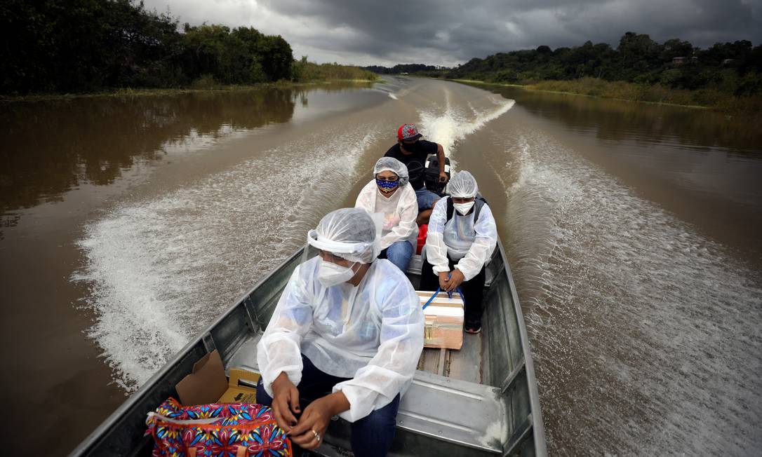 Agentes municipais de saúde viajam de barco pelas margens do rio Solimões para aplicar a vacina AstraZeneca / Oxford contra o coronavírus na comunidade ribeirinha, em Manacapuru, Amazonas Foto: BRUNO KELLY / REUTERS - 01/02/2021