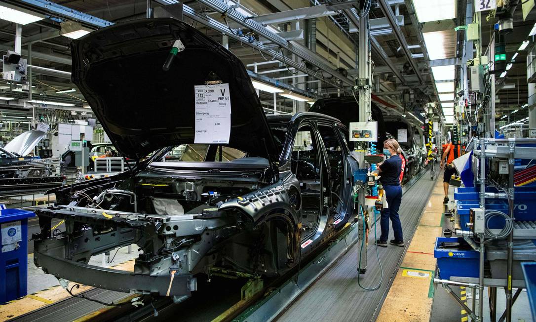Trabalhadores em fábrica automotiva de carros em Gothenburg, no Nebraska; produção está paralisada por escassez global de chips Foto: JONATHAN NACKSTRAND / AFP