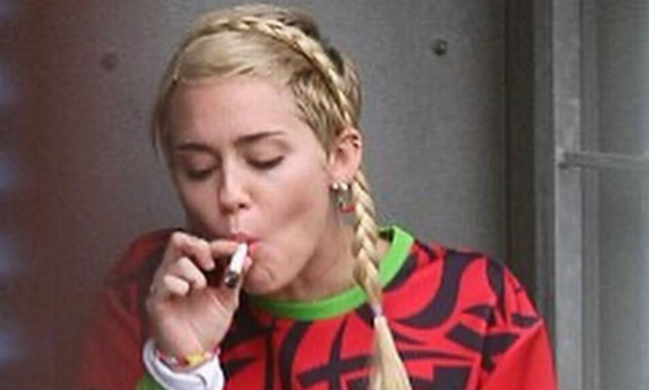 Miley Cyrus é clicada fumando cigarro suspeito; veja fotos