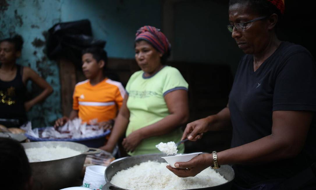 Celia Fedrick Moore (à direita) prepara refeições para as crianças da comunidade Guililandia, na Nicarágua, afetadas pelo furacão Eta Foto: © WFP/Oscar Duarte