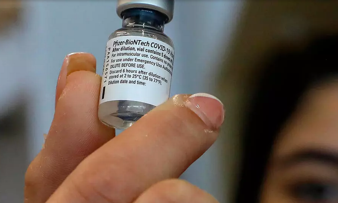 Nesta foto de arquivo tirada em 22 de fevereiro de 2021, um paramédico do serviço médico israelense mostra um frasco da vacina Pfizer-BioNTech na cidade israelense de Beit Shemesh Foto: AHMAD GHARABLI AFP/Archivos