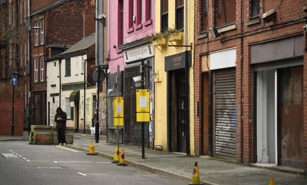 Lojas fechadas no centro de Manchester durante terceiro confinamento da Grã-Bretanha ao longo da pandemia de Covid-19 Foto: OLI SCARFF / AFP - 19/02/2021