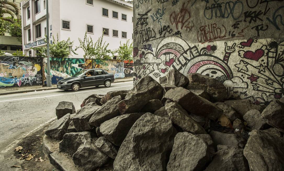 Blocos de pedra instalados embaixo de um viaduto em Laranjeiras Foto: Guito Moreto