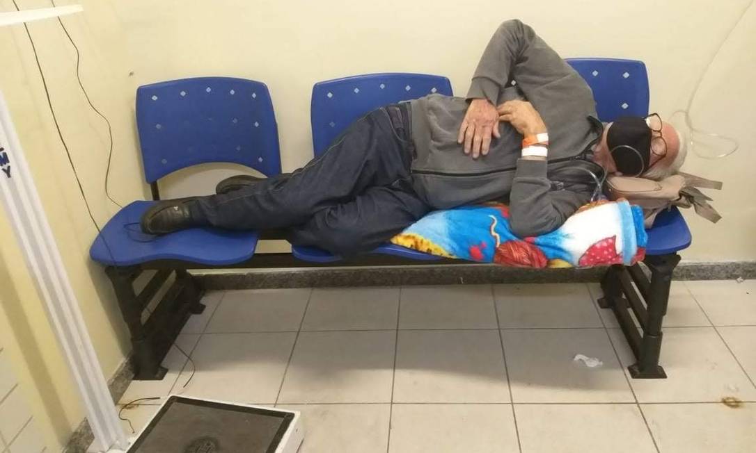 Aidano Jacinto de Melo passou três dias deitado sobre cadeiras no Hospital municipal Evandro Freire em abril de 2020 Foto: Reprodução