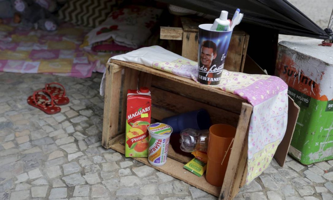 Uma pequena dispensa, materiais de higiene, limpeza e organização: Ana Paula busca dar dignidade à família, mesmo que morando na rua Foto: Domingos Peixoto / Agência O Globo