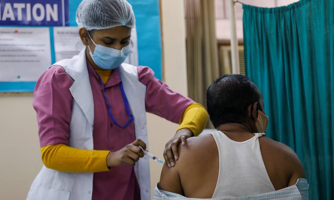 Um homem recebe a vacina contra a Covid-19 da Bharat Biotech, chamada Covaxin, em um centro de vacinação em Nova Delhi, Índia, 13 de fevereiro de 2021. Foto: ADNAN ABIDI / REUTERS