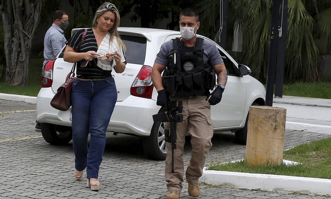 Carminha Jerominho chega à Cidade da Polícia Foto: Fabianno Rocha / Agência O Globo