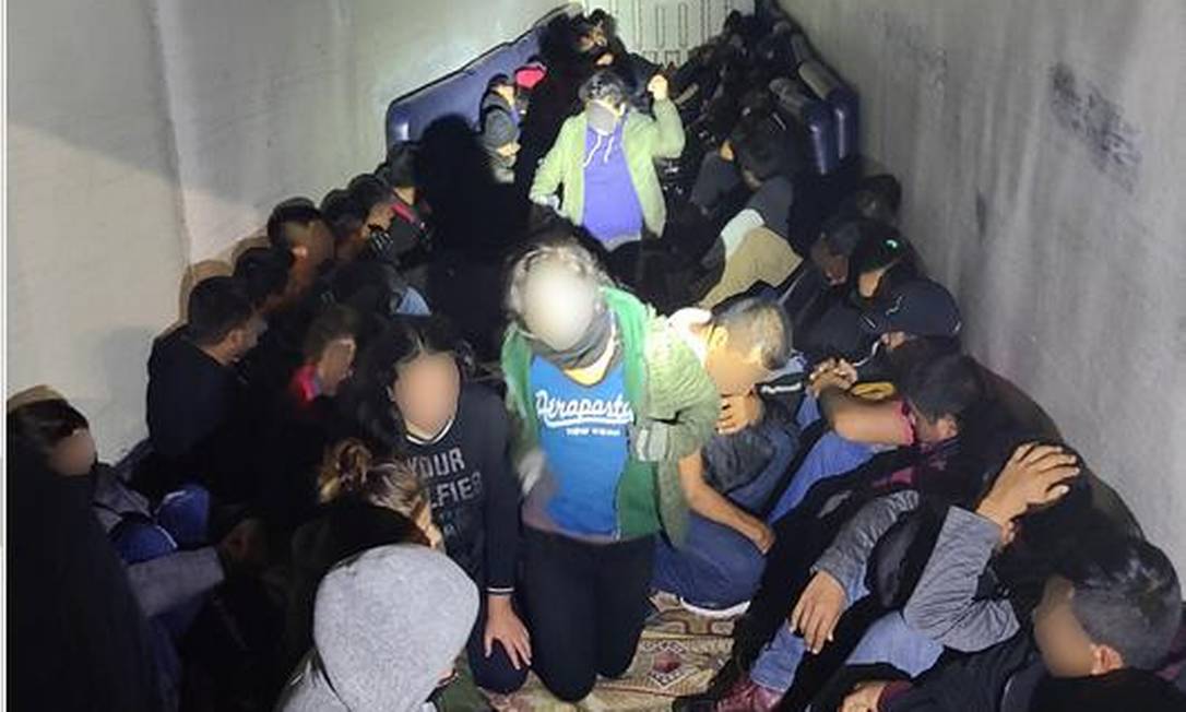 Imigrantes ilegais encontrados em carroceria de caminhão Foto: Divulgação