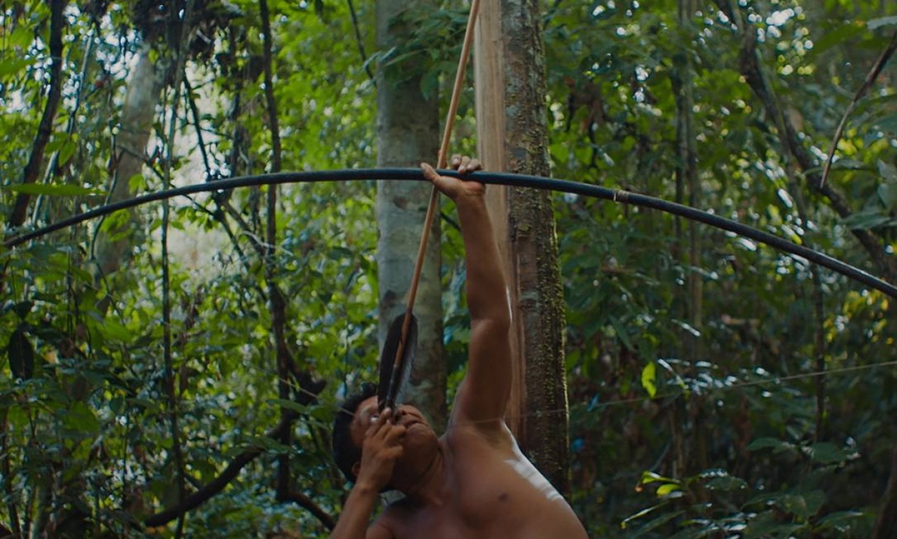 Yanomami aponta flecha para o alto em 'A última floresta' Foto: Divulgação