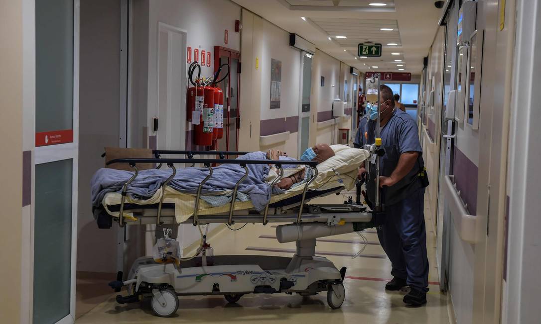 Paciente é transportado em uma cama por um corredor do Hospital Israelita Albert Einstein, em São Paulo, em foto de 16 de novembro de 2020 Foto: Nelson Almeida / AFP
