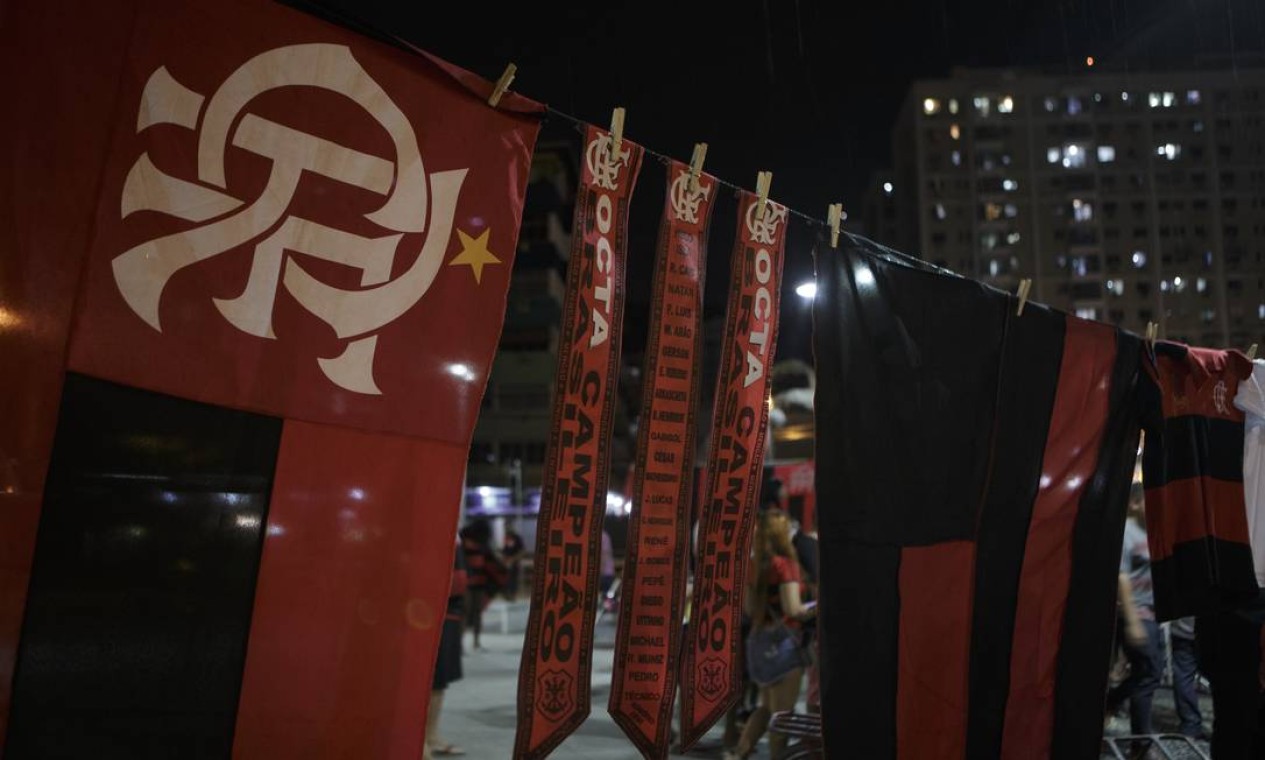 Bandeiras e faixas do time carioca à venda na Praça Vanhargen, na Tijuca Foto: Alexandre Cassiano / Agência O Globo