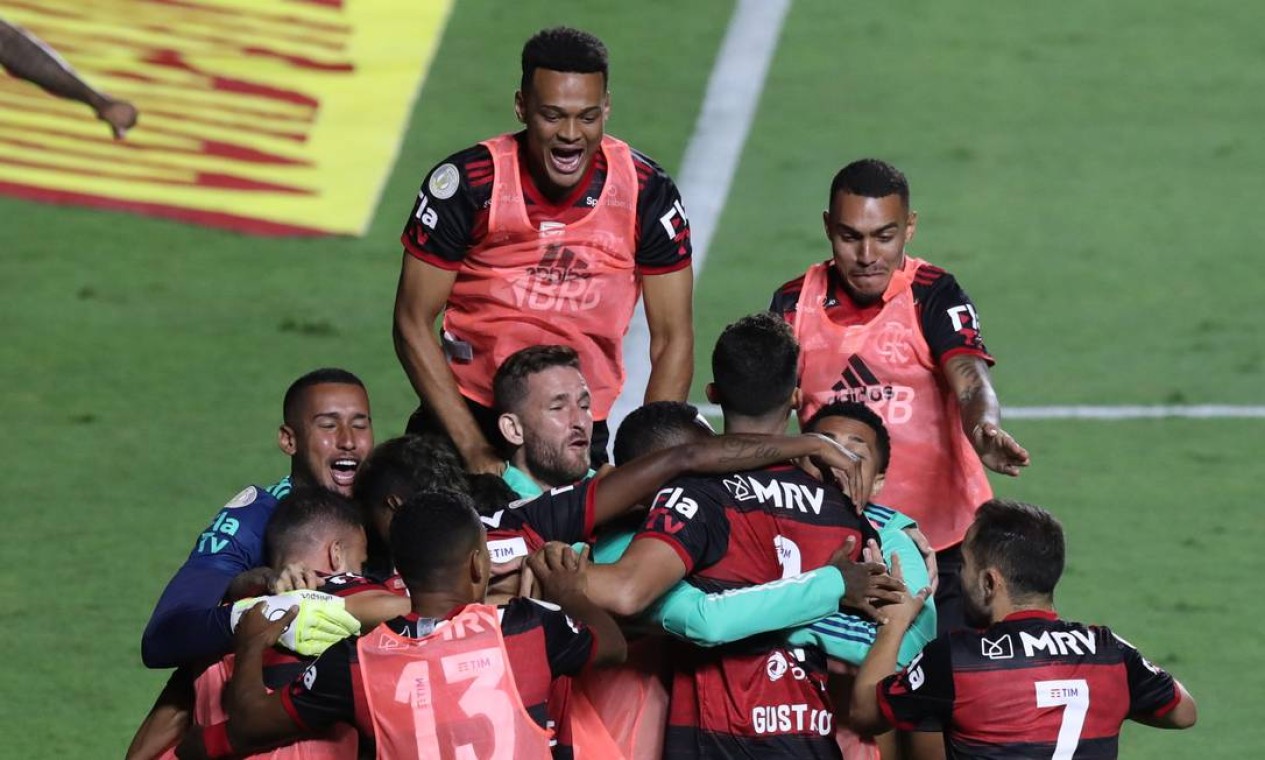 Equipe do Flamengo comemora título 2020 de campeão do Brasileirão Foto: AMANDA PEROBELLI / REUTERS