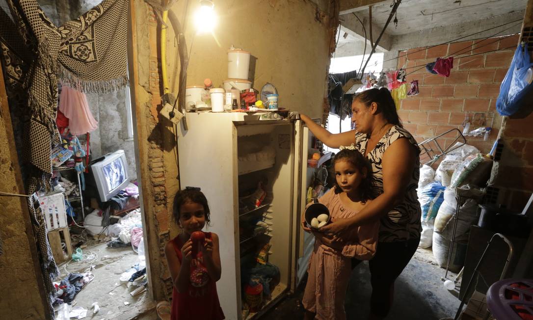 A família no barraco no Pavão-Pavãozinho: geladeira vazia e sem aulas Foto: Domingos Peixoto / Agência O Globo