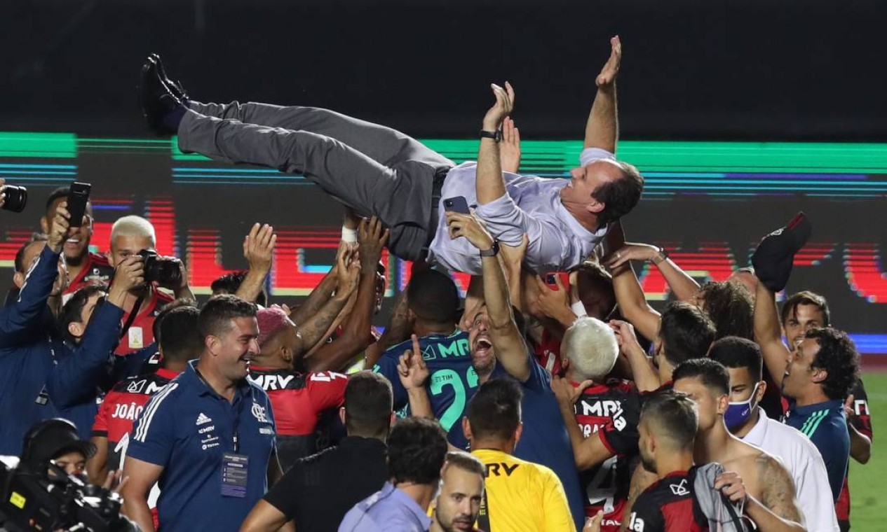 O técnico do Flamengo, Rogério Ceni, é carregado pelos jogadores, que comemoram o oitavo título no Brasileirão Foto: AMANDA PEROBELLI / REUTERS