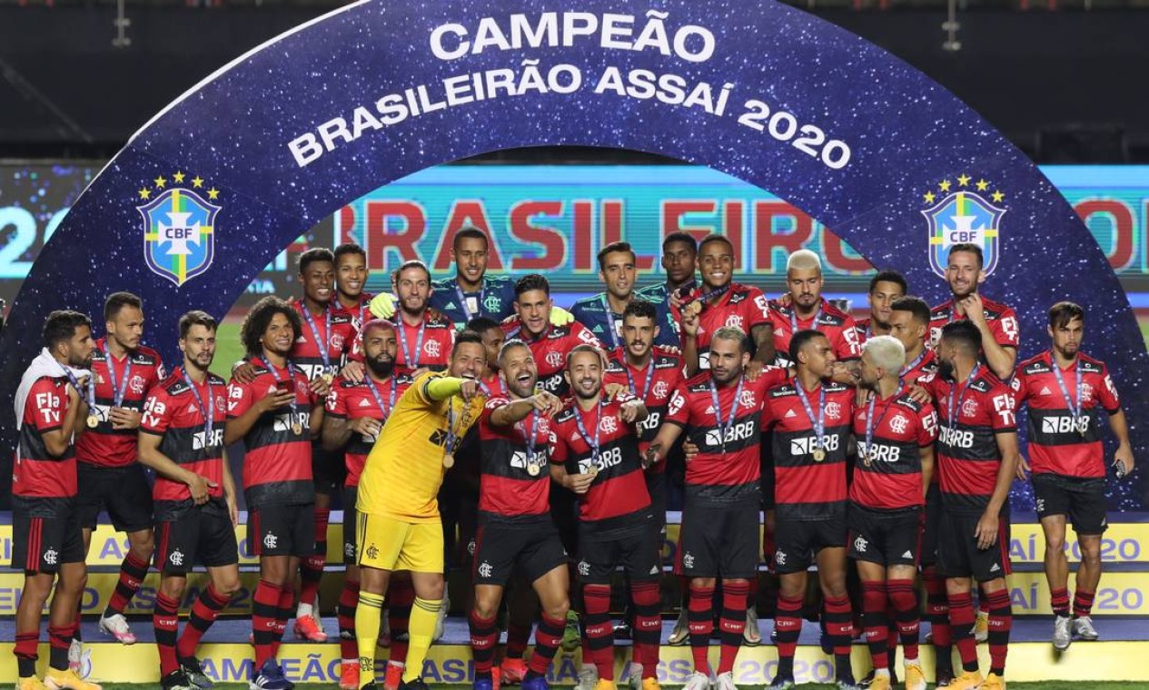 Jogadores do Flamengo celebram o título de campeão do Campeonato Brasileiro de 2020 Foto: AMANDA PEROBELLI / REUTERS