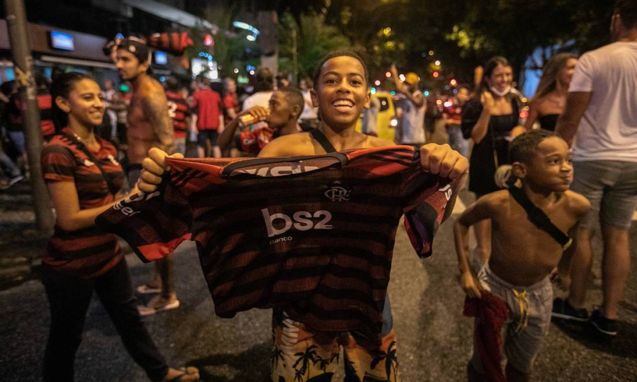 Torcedores comemoram título do Flamengo na Avenida Ataulfo de Paiva, no Leblon Foto: Brenno Carvalho / Agência O Globo
