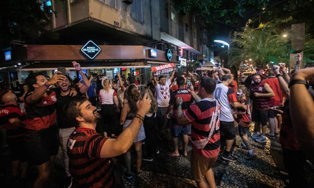 Torcedores do Flamengo celebram conquista do título na Avenida Ataulfo de Paiva, no Leblon Foto: Brenno Carvalho / Agência O Globo