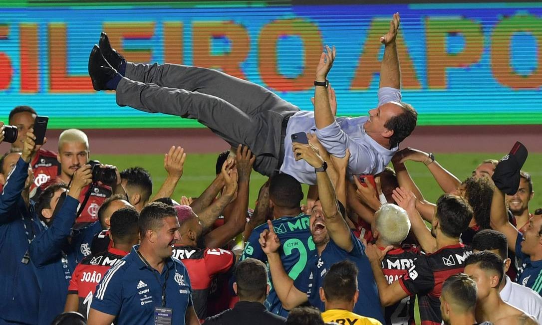 Jogadores do Flamengo carregam o técnico Rogerio Ceni após o título Foto: NELSON ALMEIDA / AFP