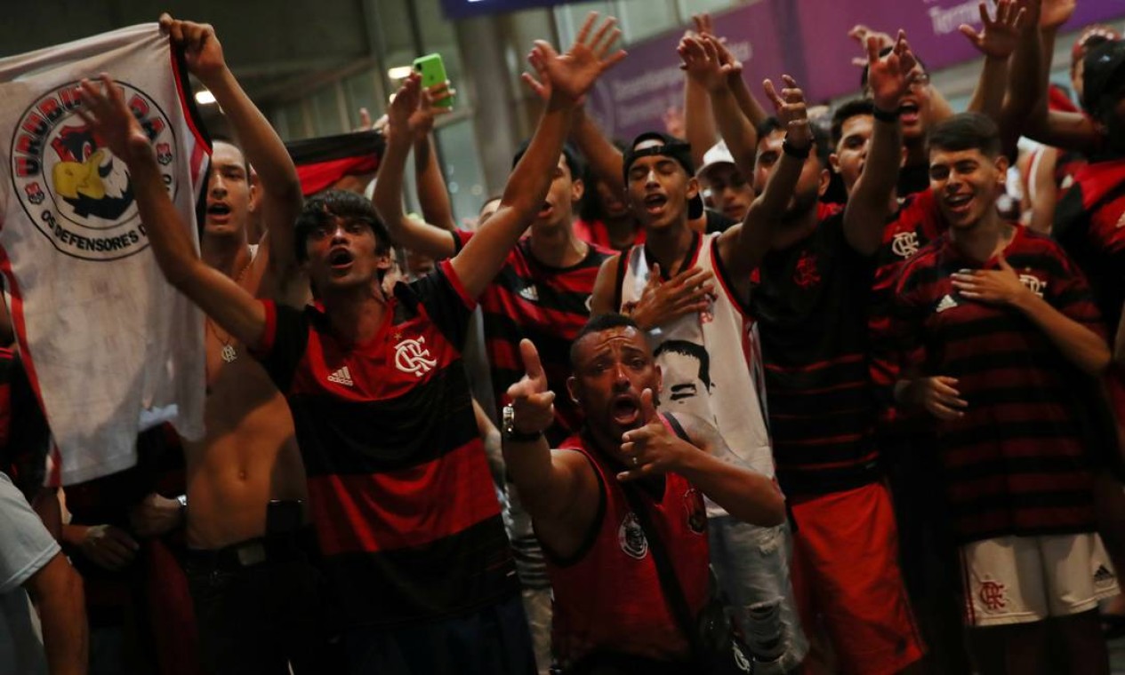Torcedores levaram camisas e faixas para celebrar os campeões Foto: RICARDO MORAES / REUTERS