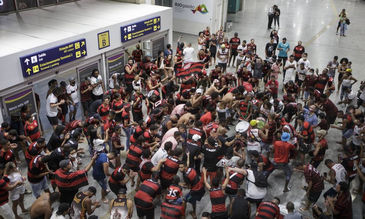 Torcedores do Flamengo aguardam a chegada do time após jogo em São Paulo Foto: Alexandre Cassiano / Agência O Globo