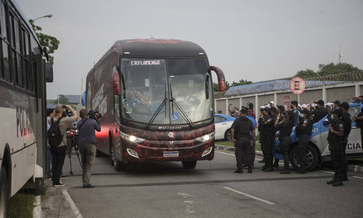 Ônibus do elenco rubro-negro deixa o Aeroporto rumo ao Ninho do Urubu Foto: Alexandre Cassiano / Agência O Globo
