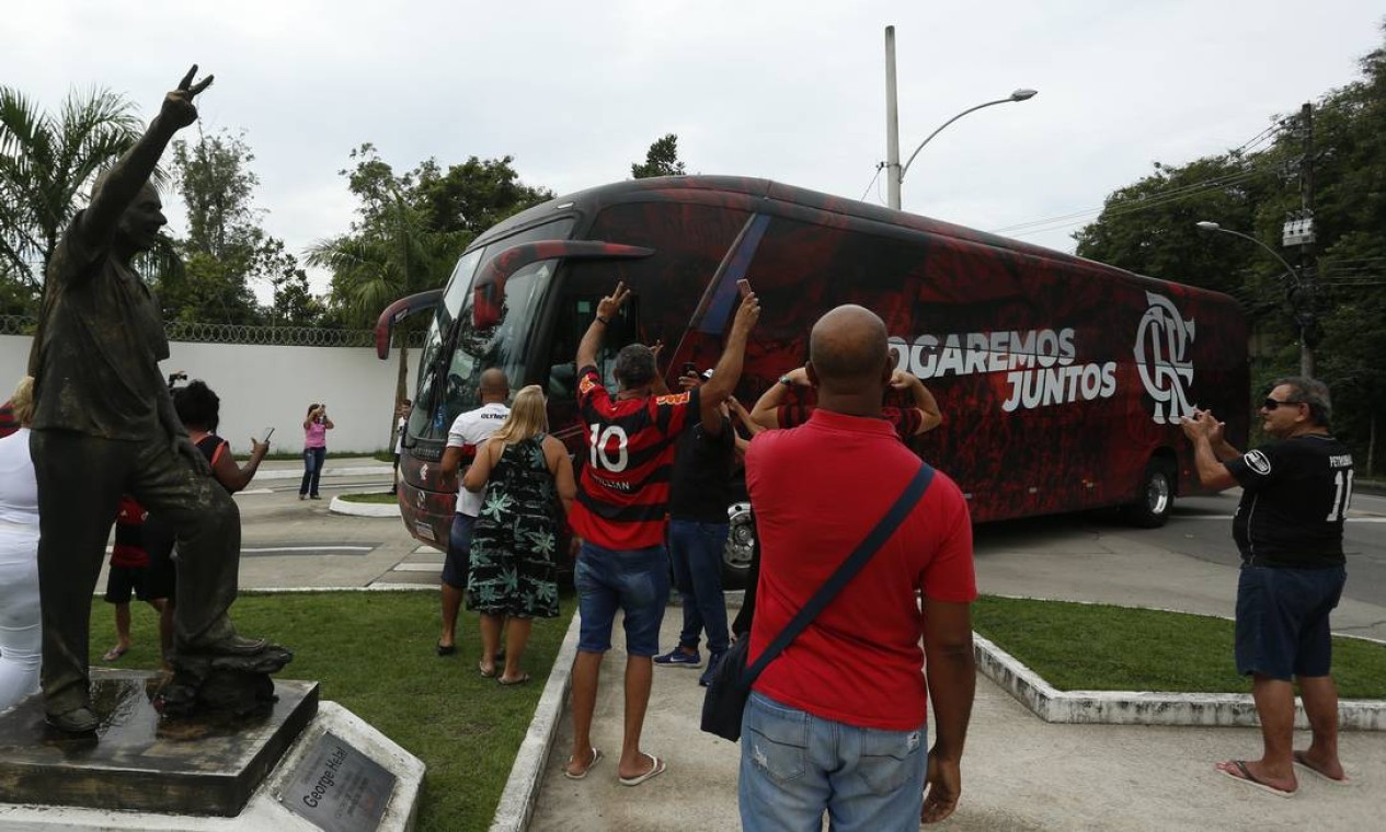 Torcedores recebem os jogadores no centro de treinamento Foto: Fabiano Rocha / Agência O Globo