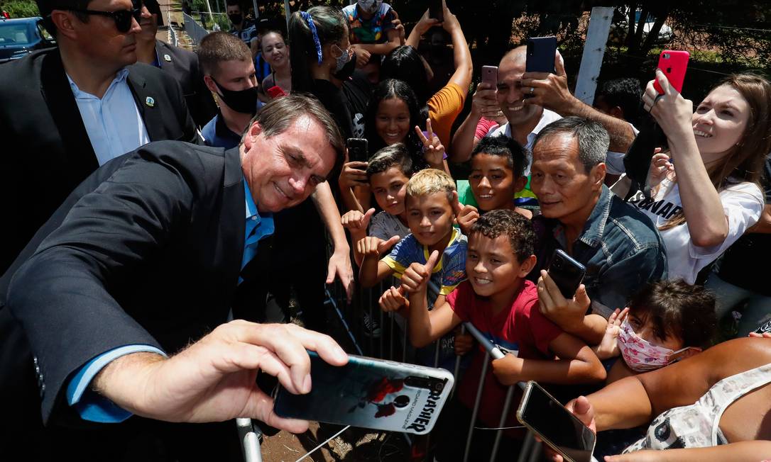 O presidente Jair Bolsonaro com apoiadores Foto: Alan Santos / Presidência 