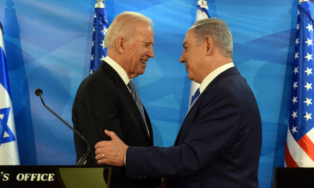 Biden conversa com Netanyahu para discutir esforços de paz e cooperação. O telefonema durou cerca de uma hora incluiu assuntos como a política no Irã e acordos entre israelenses e árabes, negociados durante o governo Trump Foto: DEBBIE HILL / AFP - 09/03/2016