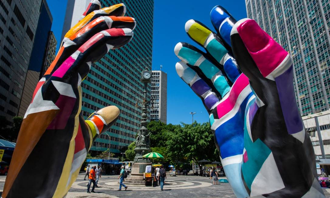 Esculturas de mais de dois metros de altura em formato de mãos estão em dez diferentes lugares Foto: Fabio Cordeiro
