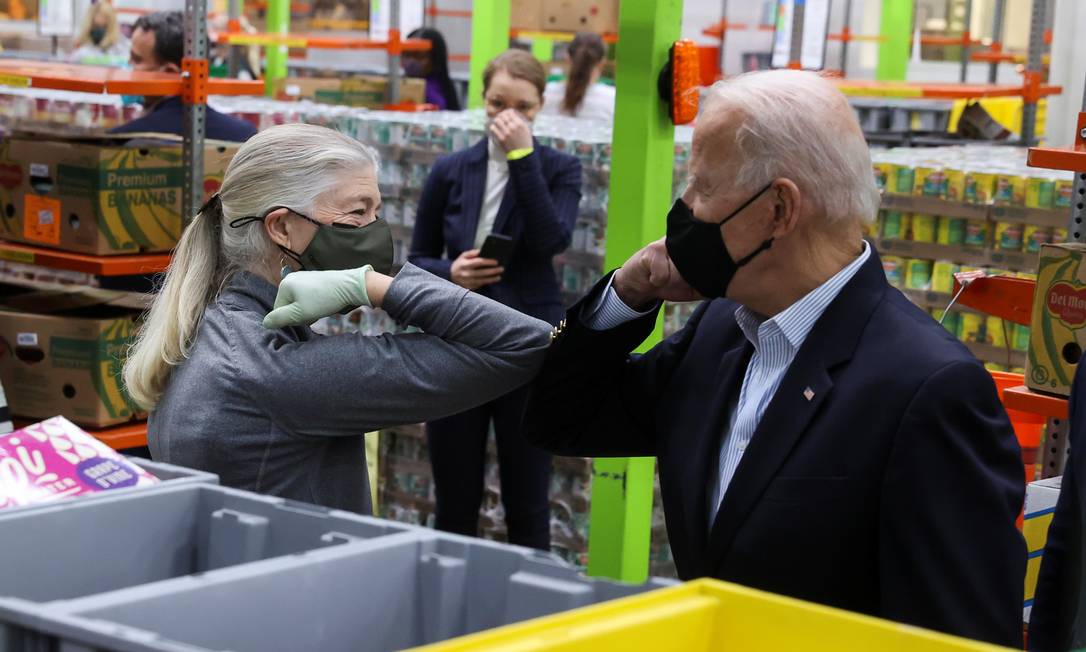 O presidente dos EUA, Joe Biden, cumprimenta apoiadora ao visitar o Houston Food Bank em Houston, Texas Foto: JONATHAN ERNST / REUTERS
