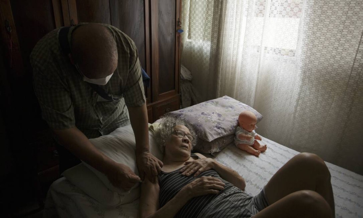 Marlene Benedito Falcão, de 79 anos, recebe uma dose da vacina. Ela já teve Covid-19 e ficou internada e entubada por 11 dias Foto: Márcia Foletto / Agência O Globo