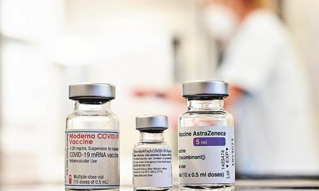 De acordo com o processo de fabricação das vacinas, adaptá-las para reconhecer as novas cepas pode ser mais ou menos complicado Foto: THOMAS KIENZLE/AFP