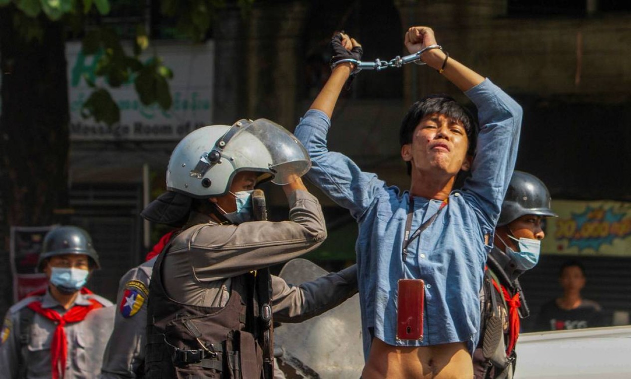 Manifestante pró-democracia é detido por policiais de choque durante uma manifestação contra o golpe militar em Yangon, Mianmar Foto: STRINGER / REUTERS - 27/02/2021