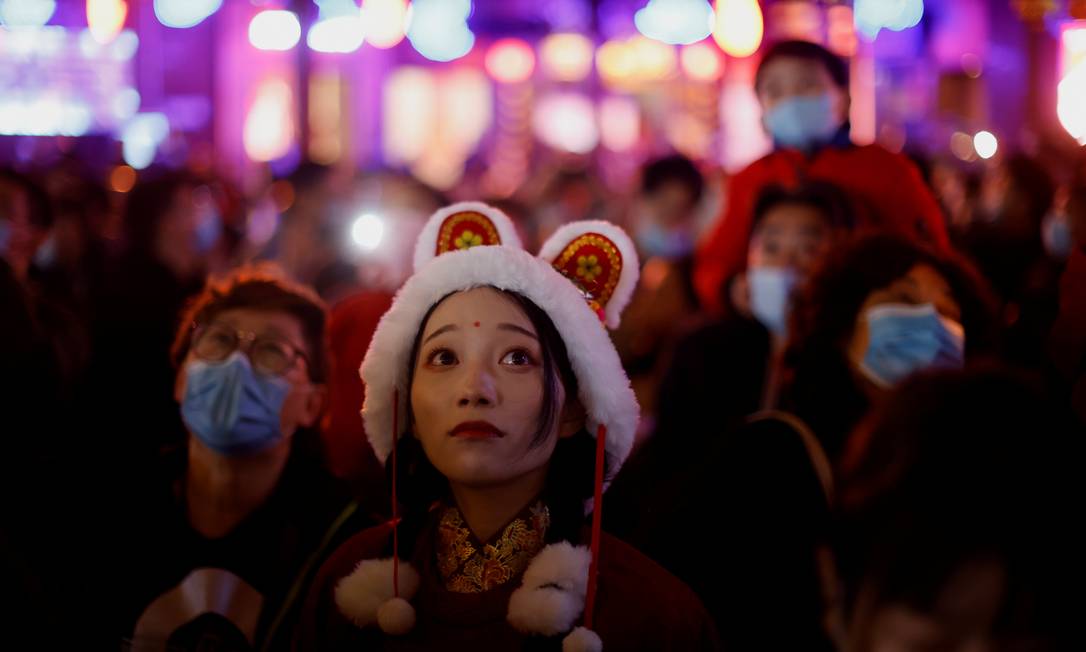 Chineses no Festival da Lanterna, que marca o fim do Ano Novo Lunar, em Xangai; controle da pandemia fez economia chinesa começar a se recuperar bem antes da americana Foto: ALY SONG / REUTERS